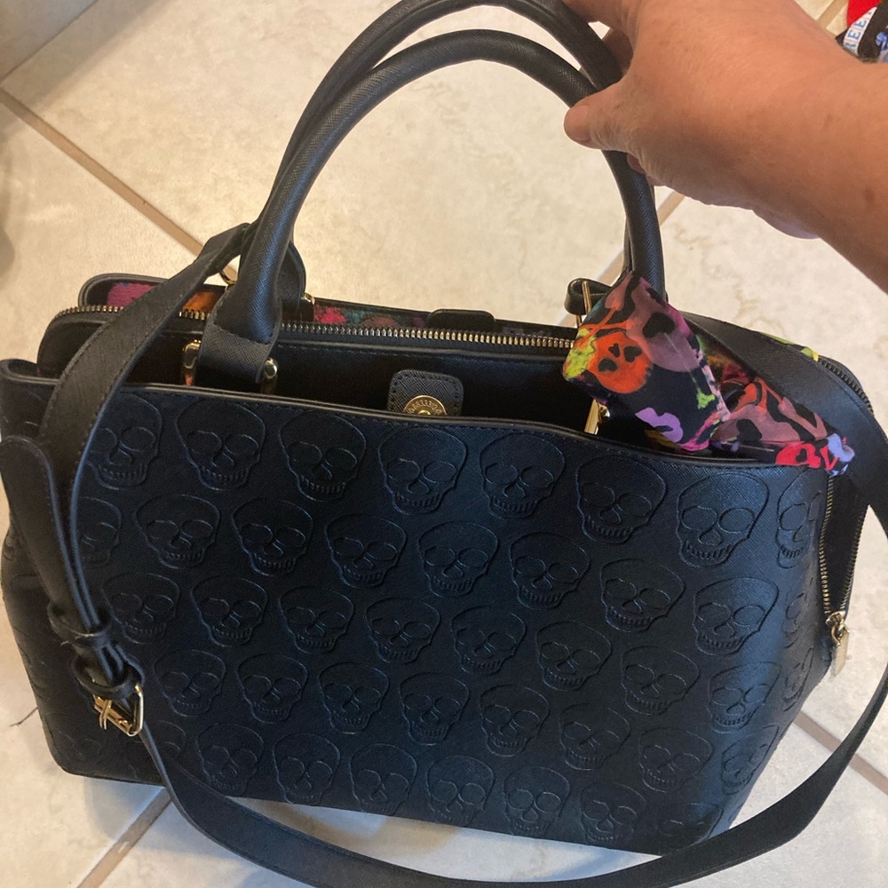 B Johnson Black Skull Tote, 3 color sections w multi-pockets throughout & scarf